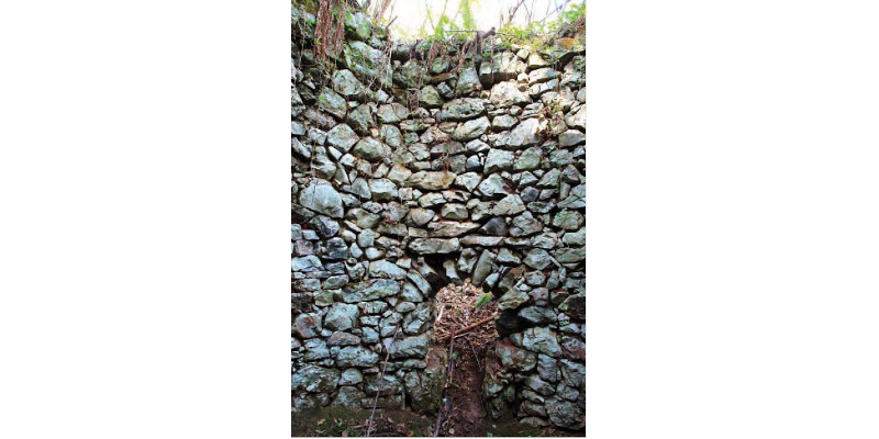 Foto de las paredes de piedra del calero, con una abertura para avivar el fuego
