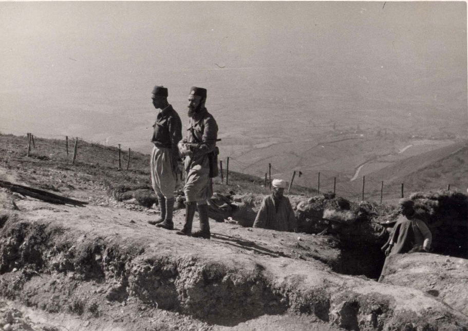 foto en la que se ven a 2 escoltas uniformados de la Guardia Mora. Detrás de ellos hay dos personas de etnia musulmuna.