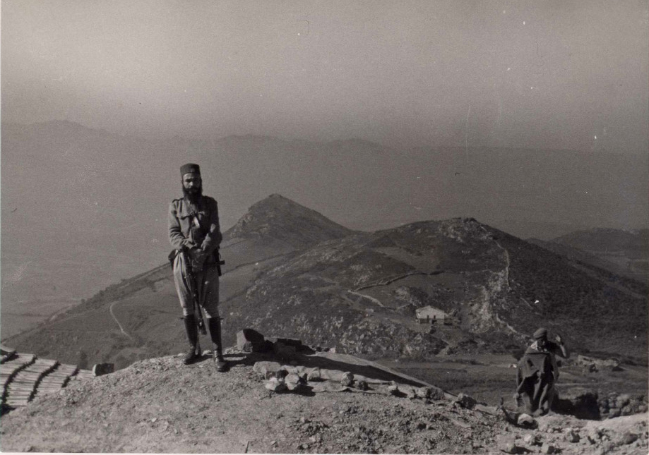 foto de un centinela uniformado de la Guardia Mora. Al fondo se ven montañas. 