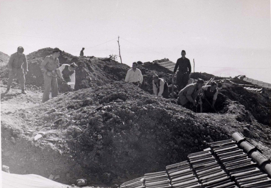foto en la que 10 soldados están construyendo trincheras pico en mano
