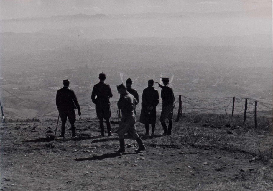 foto de 6 oficiales de espaldas contemplando la ciudad de Oviedo desde el monte Naranco