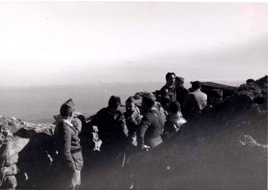 foto de 8 soldados en una trinchera. Están hablando entre ellos.