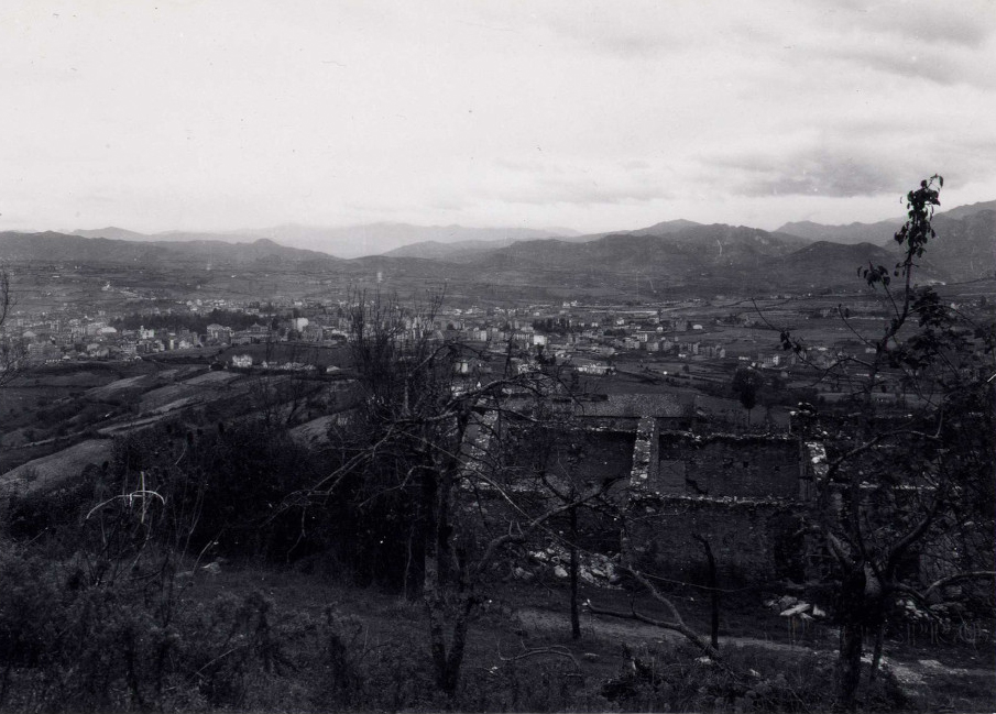 foto de Oviedo desde el monte Naranco. Se ve en primer plano una casa destruida y sin tejado