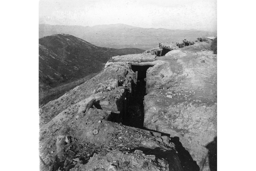 foto del interior de las trincheras. Están vacías. Al fondo se ven montes