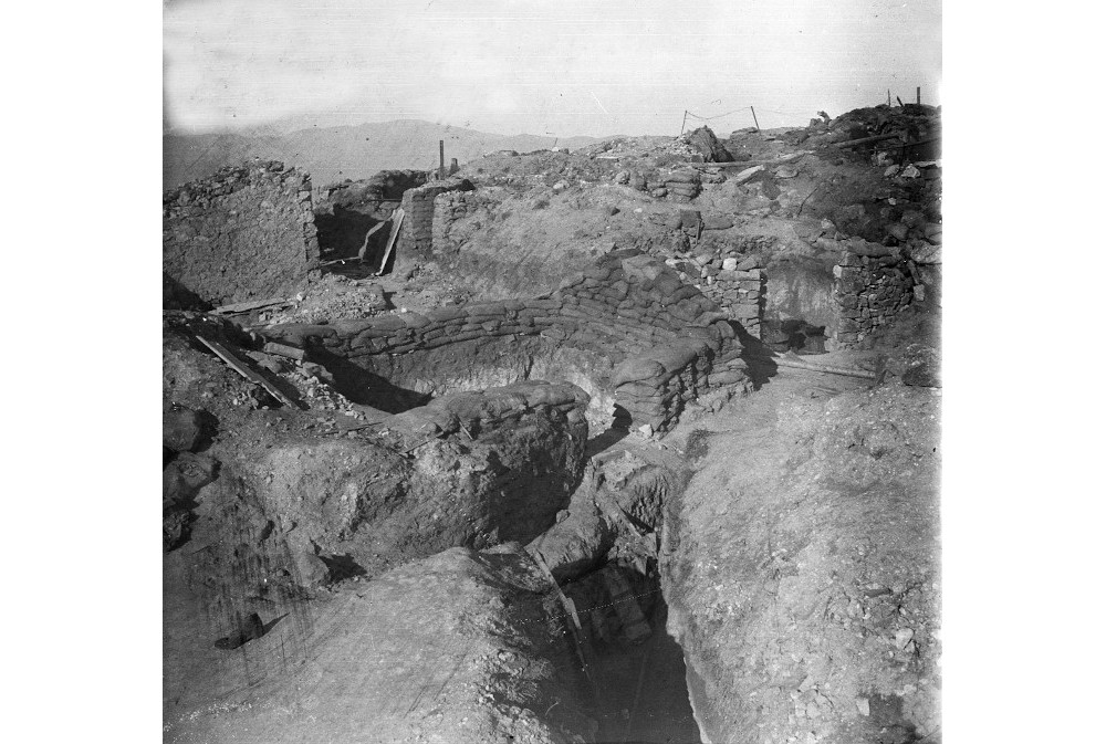 foto del interior de las trincheras del Pico Paisano. Están vacías. Se ven sacos puestos como parapetos.