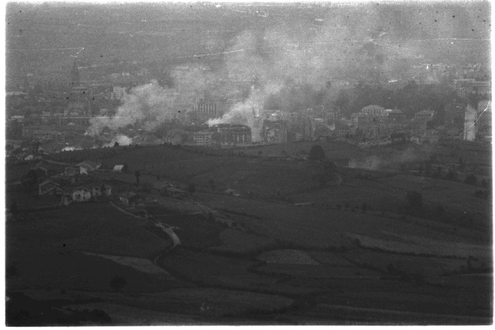 foto desde el monte Naranco de los bombardeos sobre la ciudad de Oviedo