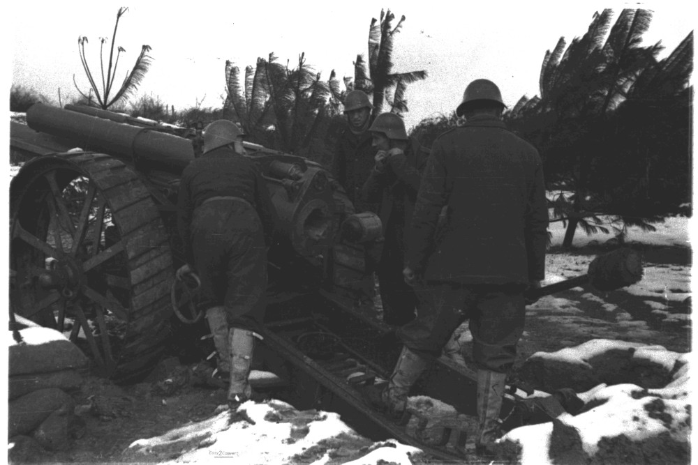 foto de 4 artilleros cargando un cañon entre pinos. El suelo está nevado.