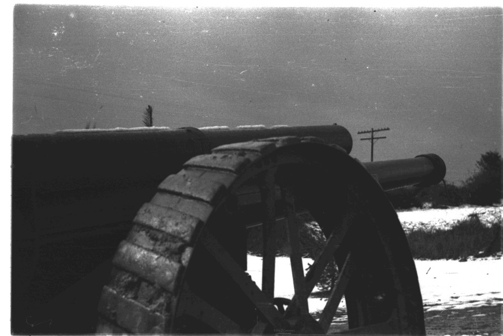 foto del primer plano de la rueda de un cañon. El paisaje está nevado.