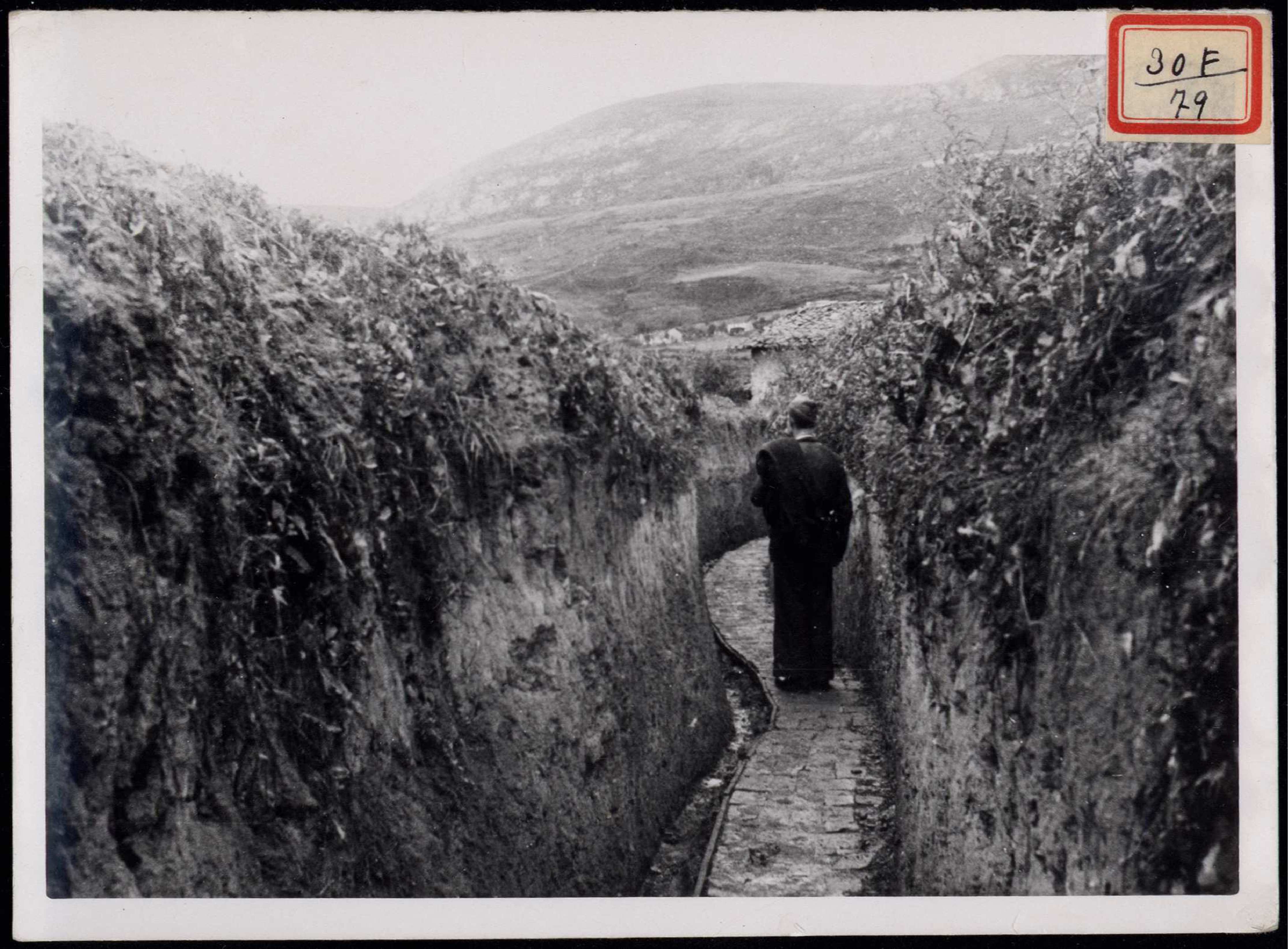 foto de un soldado caminando en una trinchera en el Monte Naranco
