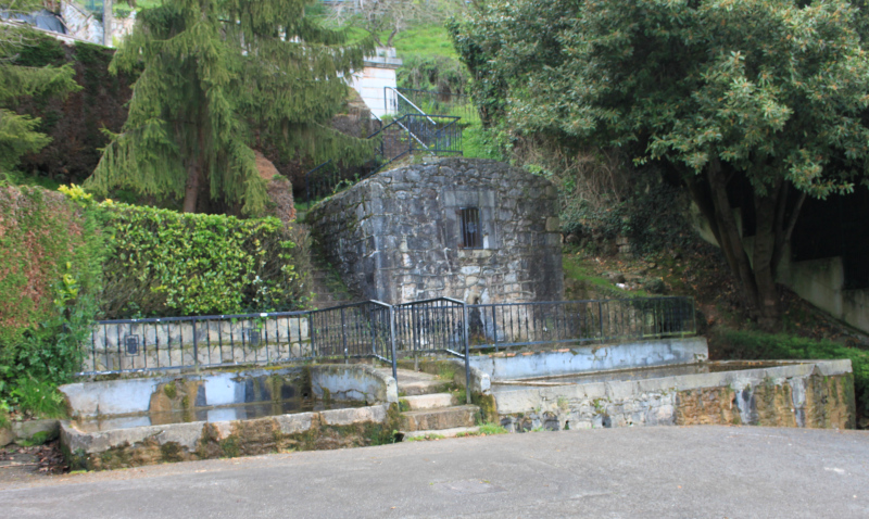foto del Manantial de Ules. Es un edificio de piedra con dos estanques de agua en su parte inferior.