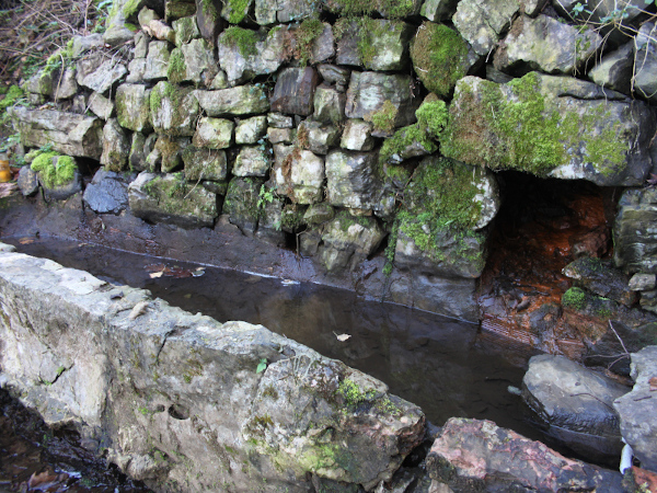foto de la fuente lavadero El Canto. Es una pila de piedra y mortero con agua.