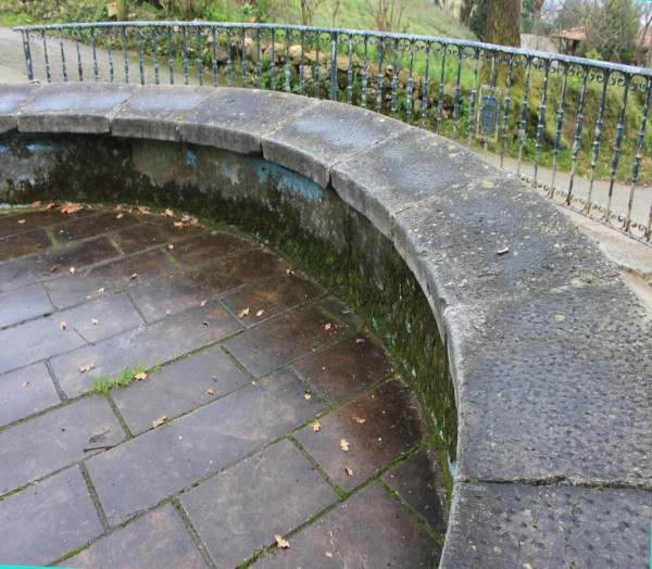 foto detalle del lavadero del Naranco.Es un lavadero circular hecho de piedra.