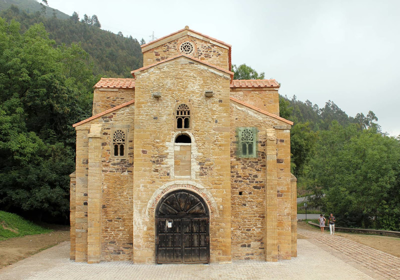 foto frontal de la iglesia prerrománica de San Miguel de Lillo