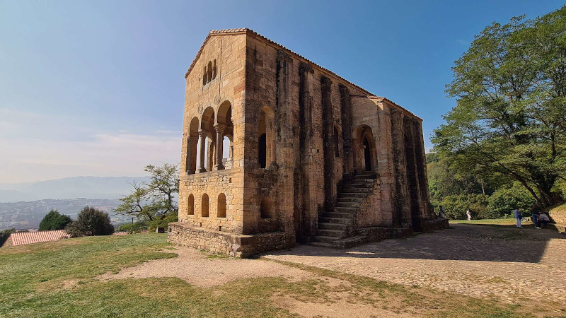 foto lateral de la iglesia prerrománica de Santa Maria de Naranco. Se aprecia el altar frontal y la escalera para subir al piso superior.