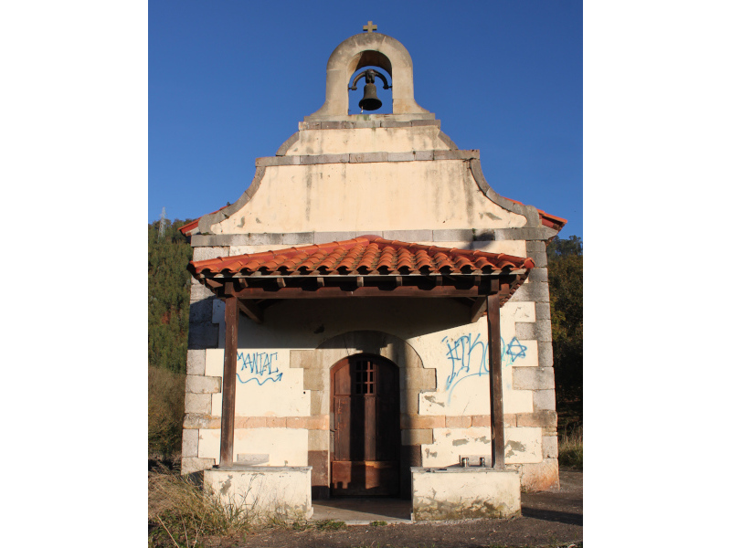 foto de la capilla de Ules. Es una capilla blanca con un pequeño campanario y un tejadillo en la parte delantera.