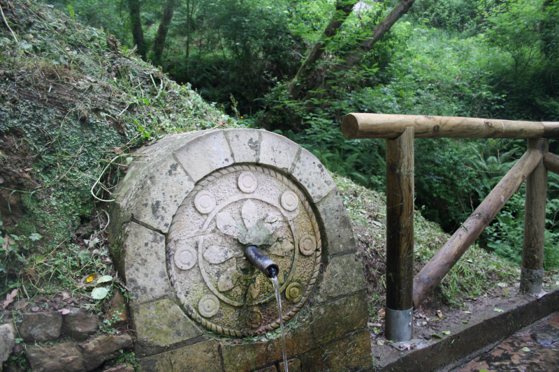 foto de la Nueva Fuente de los Pastores. Es una fuente de piedra con dos circulos concéntricos con relieves.