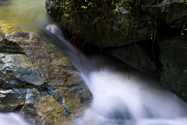 foto detalle de un chorro de agua del Manantial de Lillo