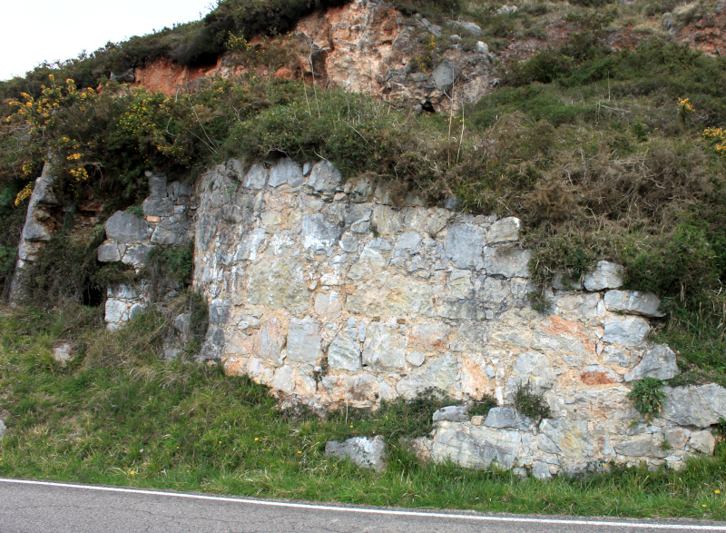 foto de Calero del Prau Santiago. Se ve una estructura de piedra perteneciente a los restos del calero.