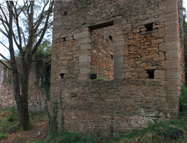 foto de uno de los muros del Cuarte. Está construido en mampostería de piedra caliza