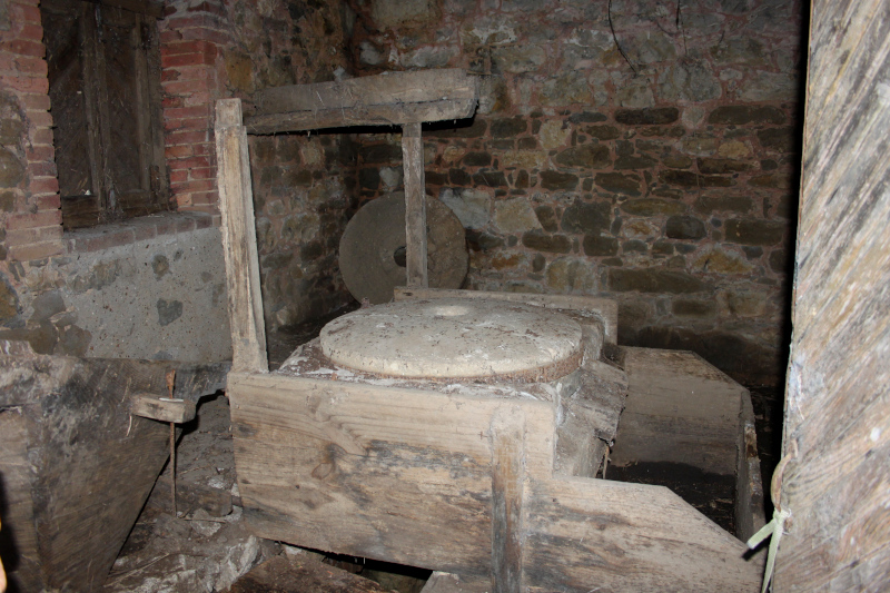 foto interior del Molino de Quintana. Se puede ver la piedra del molino en muy buen estado de conservación
