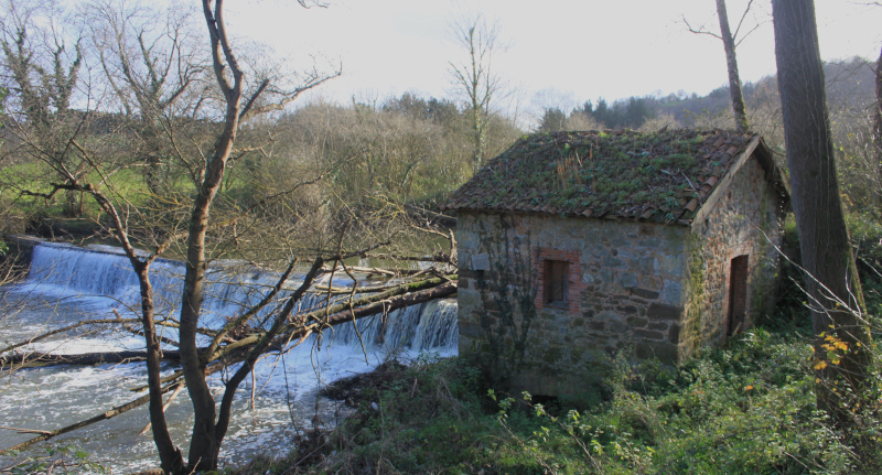 foto exterior del Molino de Quintana. Está construido junto a una presa del rio Nora.