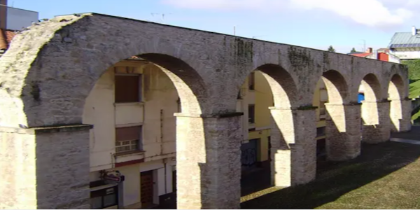 foto actual del acueducto de los pilares. Quedan 4 arcos solamente.