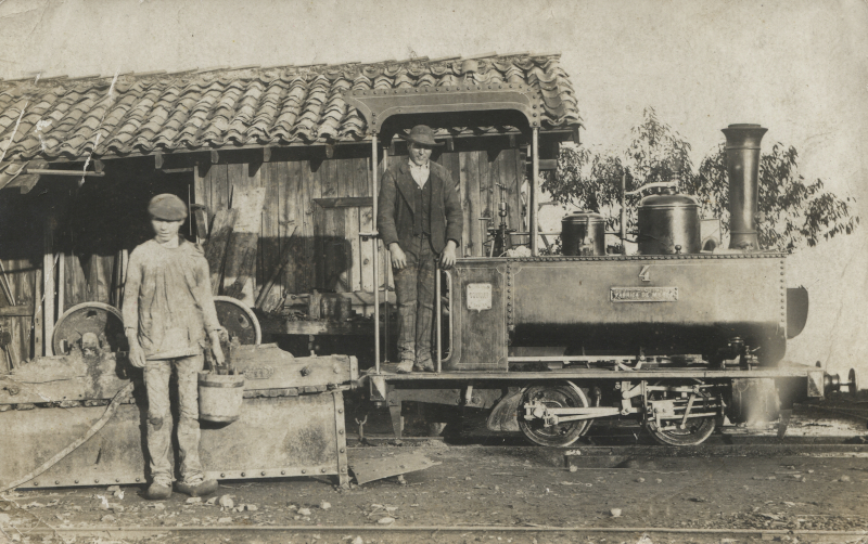 foto de la pequeña locomotora que llevaba el mineral de hierro desde el Naranco hasta la Estación del Norte de Oviedo.