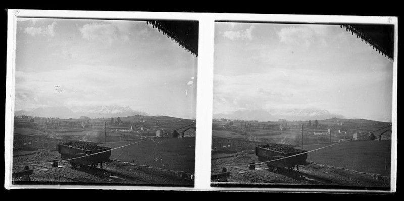 foto estereoscópica de las vagonetas que bajaban el mineral de hierro por el plano inclinado. Al fondo de la foto se ve el plano inclinado.