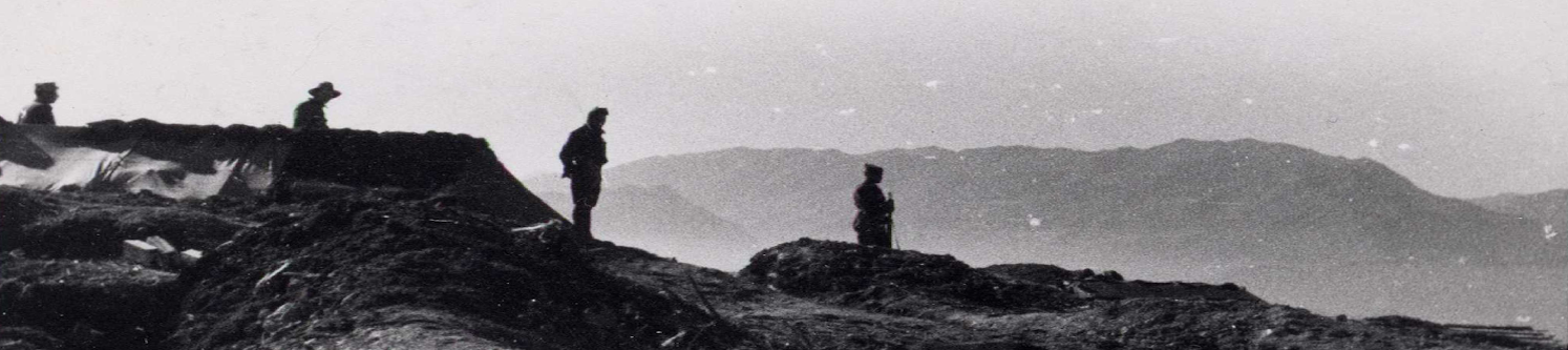 Portada escenario bélico. Un grupo de soldados está en lo alto del Naranco y al fondo se ven más montañas