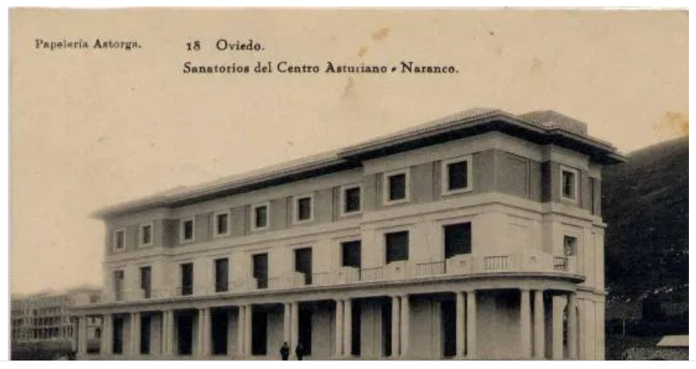 postal antigua en blanco y negro cuando el edificio era un hospital. El edificio consta de tres plantas.