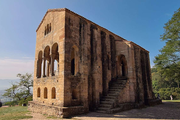 foto en la que se ve la iglesia prerrómanica de Santa María de Naranco. Se aprecia el altar frontal y la escalera de subida