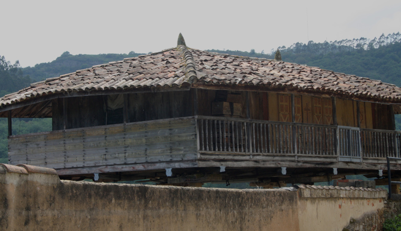 foto de panera decorada en el pueblo de Quintana. Se ve el tejado cubierto de tejas y el corredor de madera de la panera.
