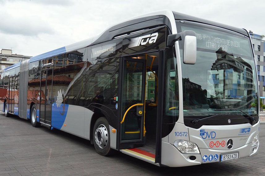 Foto de un autobús municipal TUA propulsado por hidróigeno que nos puede llevar hasta el monte naranco de una manera sostenible